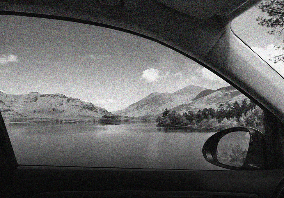 Clear outward view through a vehicle side window
